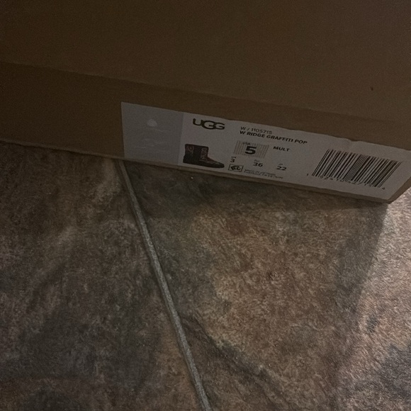 Brand new w graffiti uggs - Picture 3 of 4